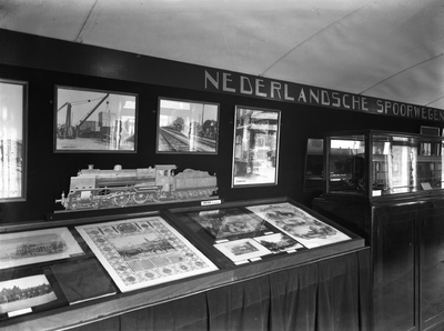 807308 Afbeelding van de stand van de N.S. in de Oranjetrein .N.B. De Oranjetrein was een tentoonstellingstrein over ...
